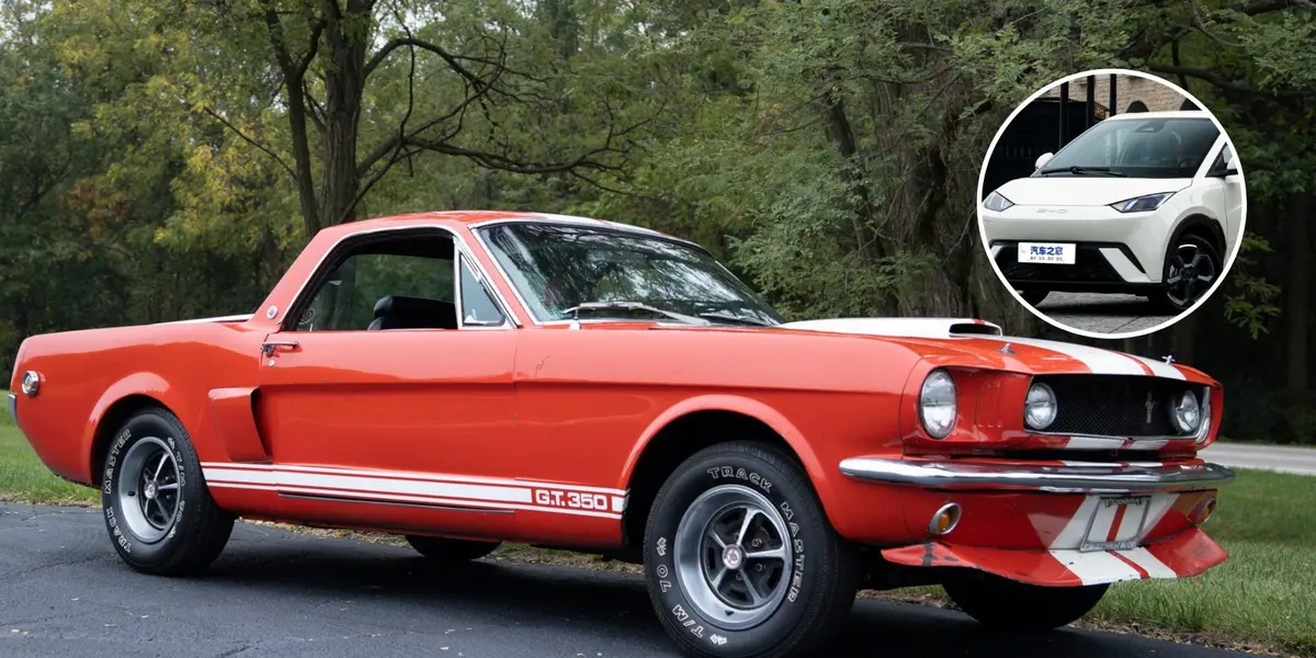 Um mustang 1966 vermelho e um Dolphin Mini, carro eletrico da BYD