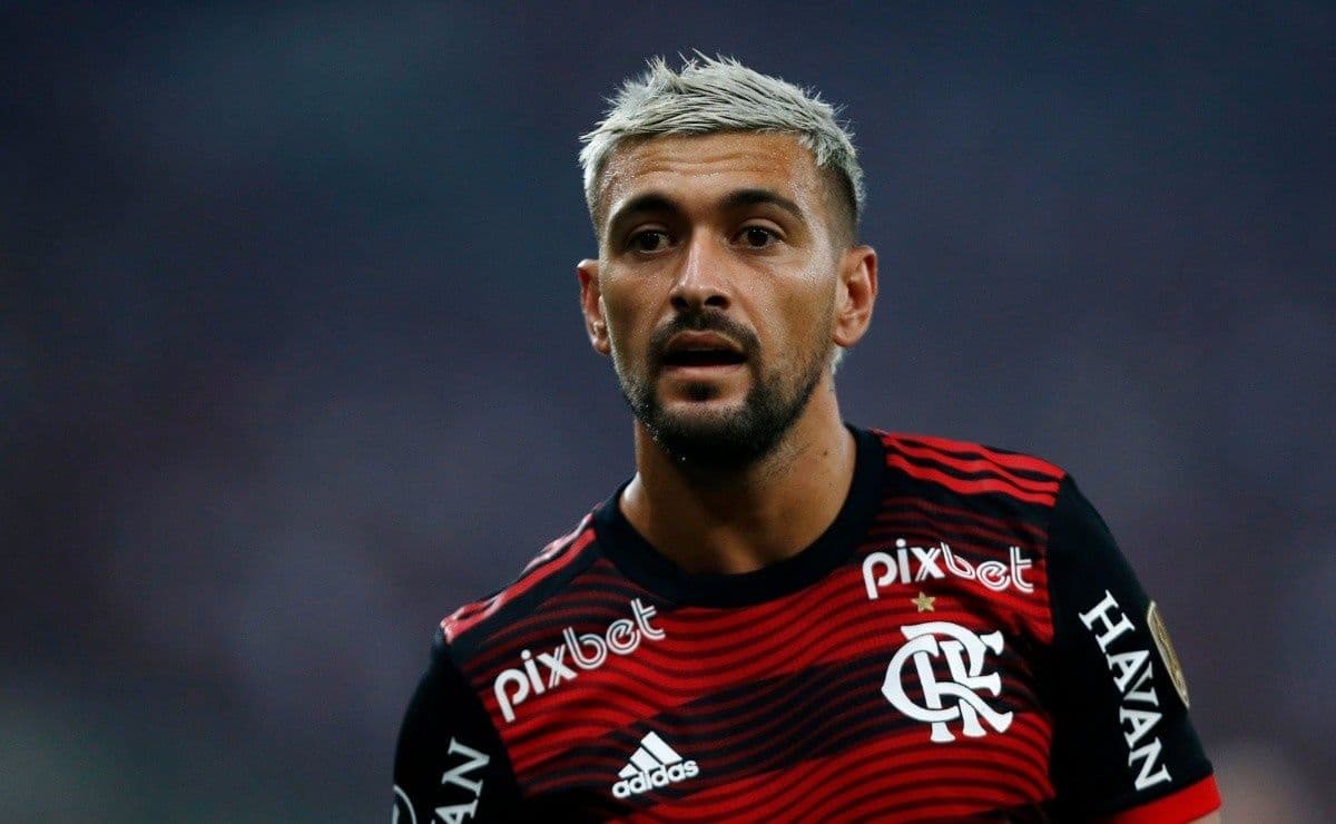 Uruguaio deve ganhar concorrência pesada na posição do meio-campo