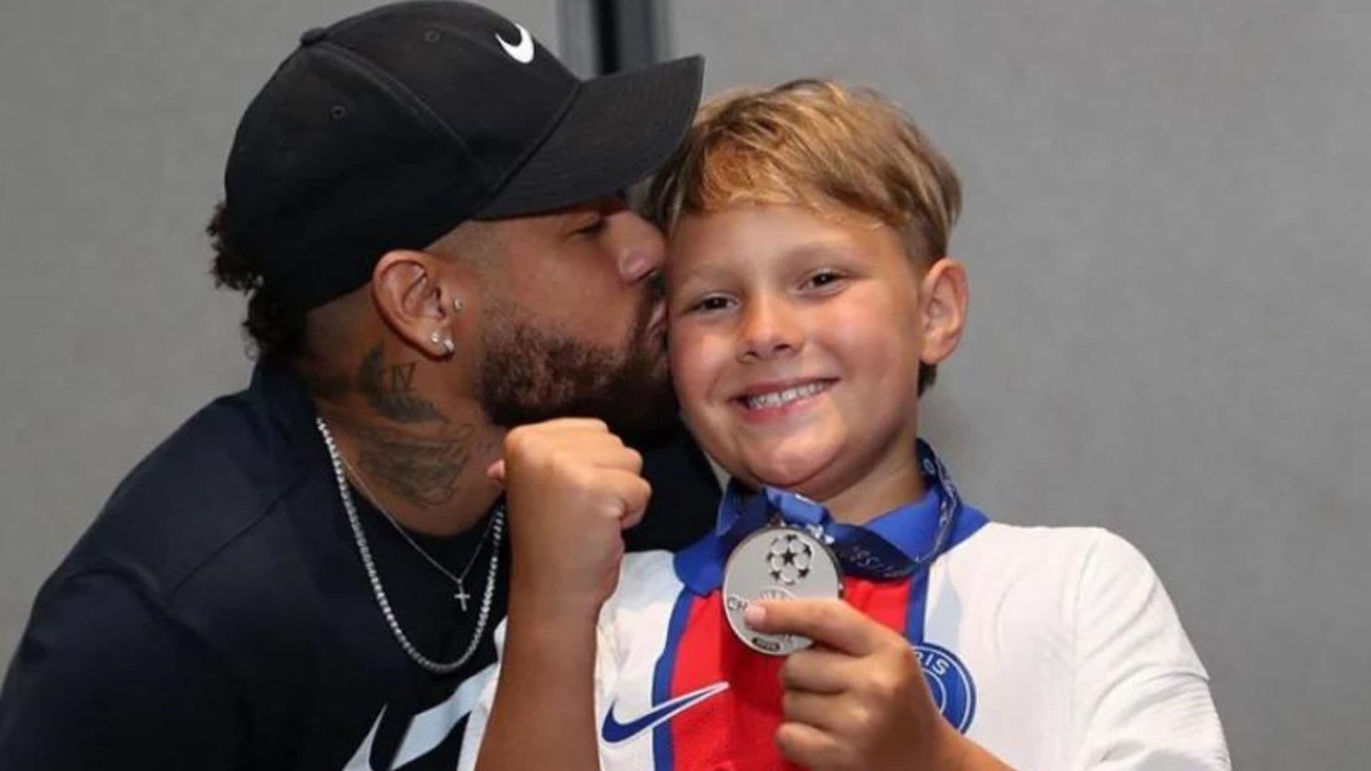 Valores pagos pelo craque do PSG ao filho gerou uma revolta generalizada na internet