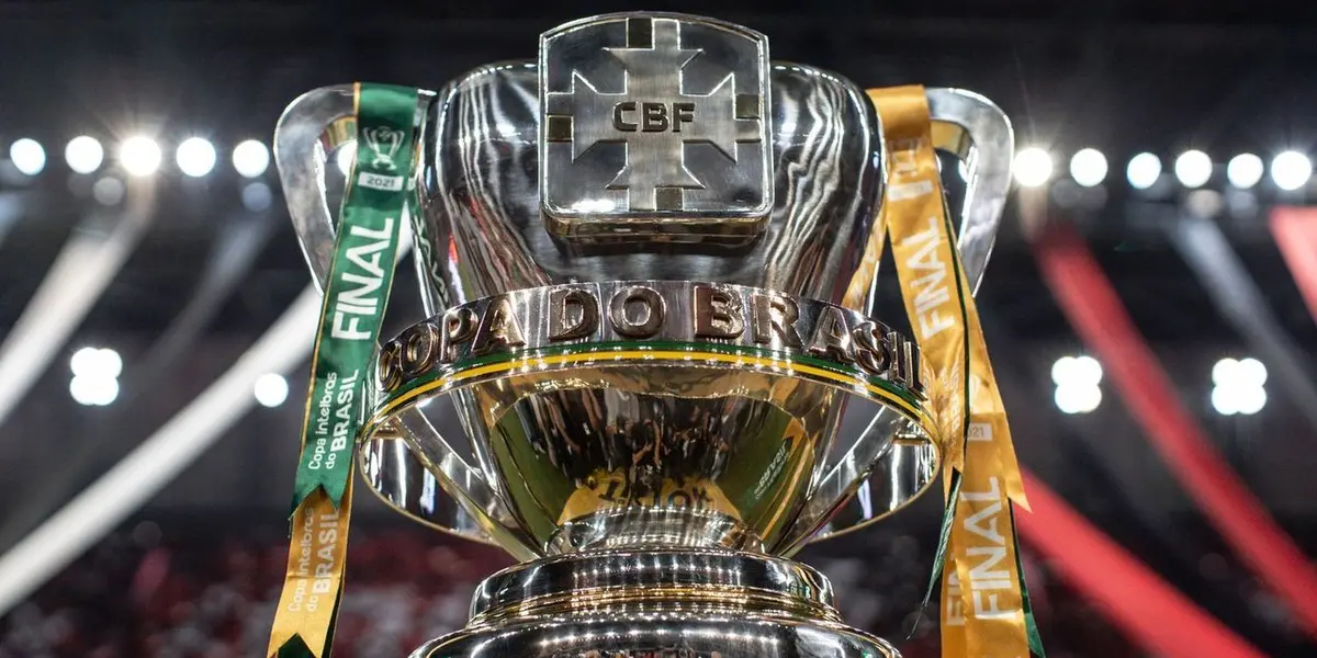 Vampeta entregou a taça da Copa do Brasil ao lado do ex-lateral Juan