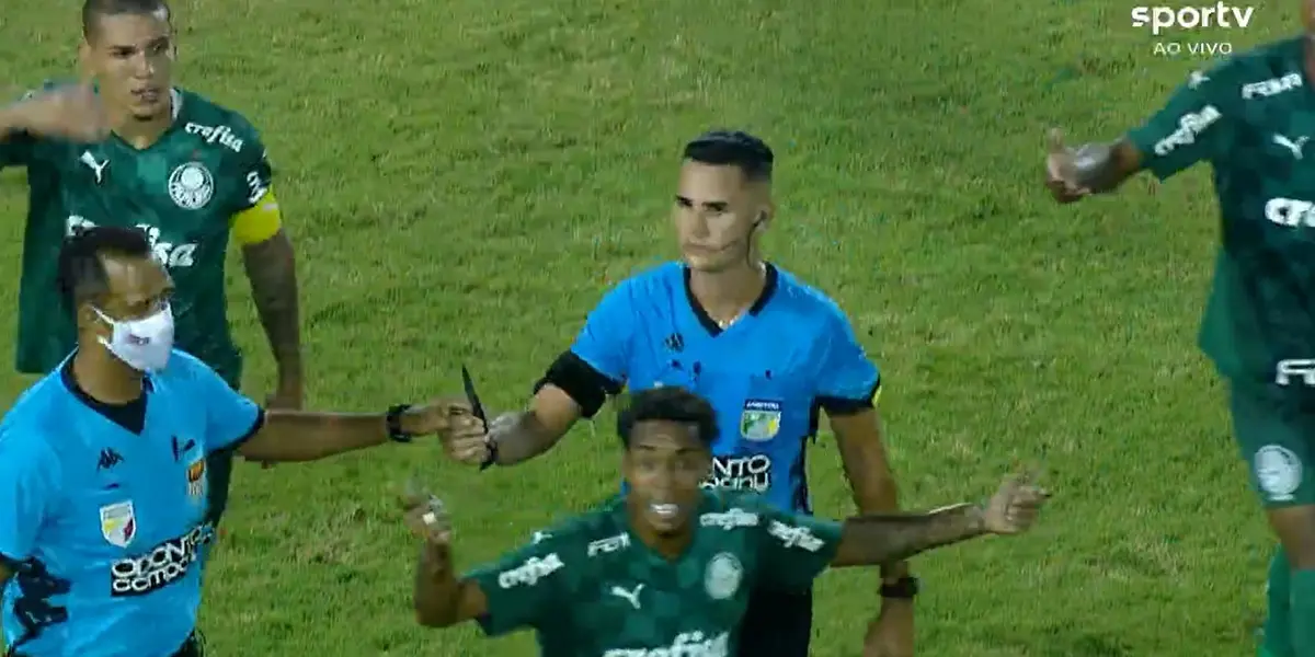 Vândalos invadiram o campo da Arena Barueri para agredir jogadores do Palmeiras