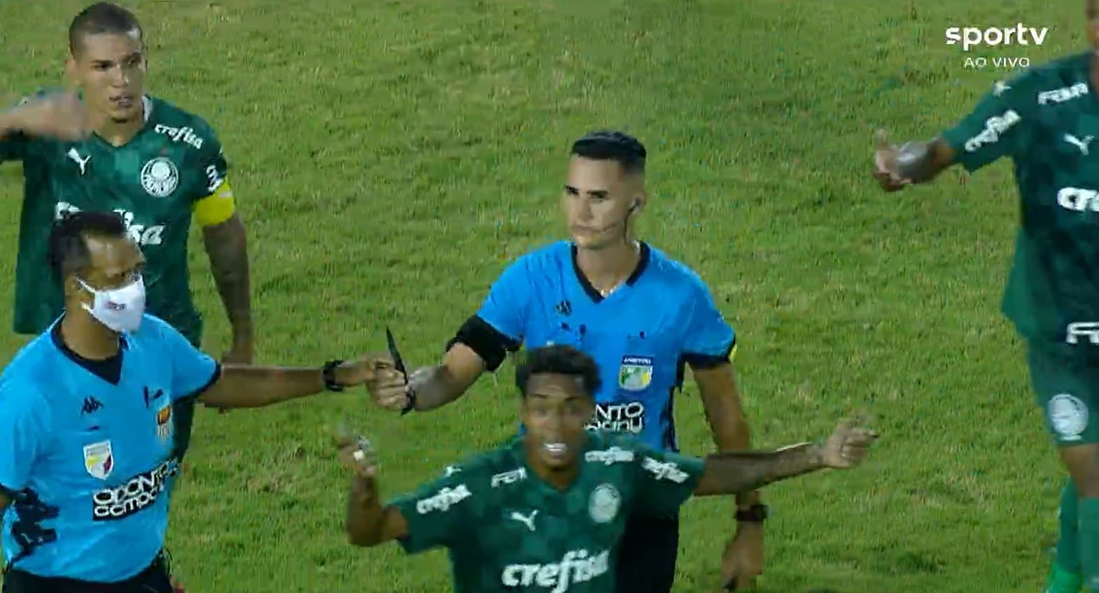 Vândalos invadiram o campo da Arena Barueri para agredir jogadores do Palmeiras