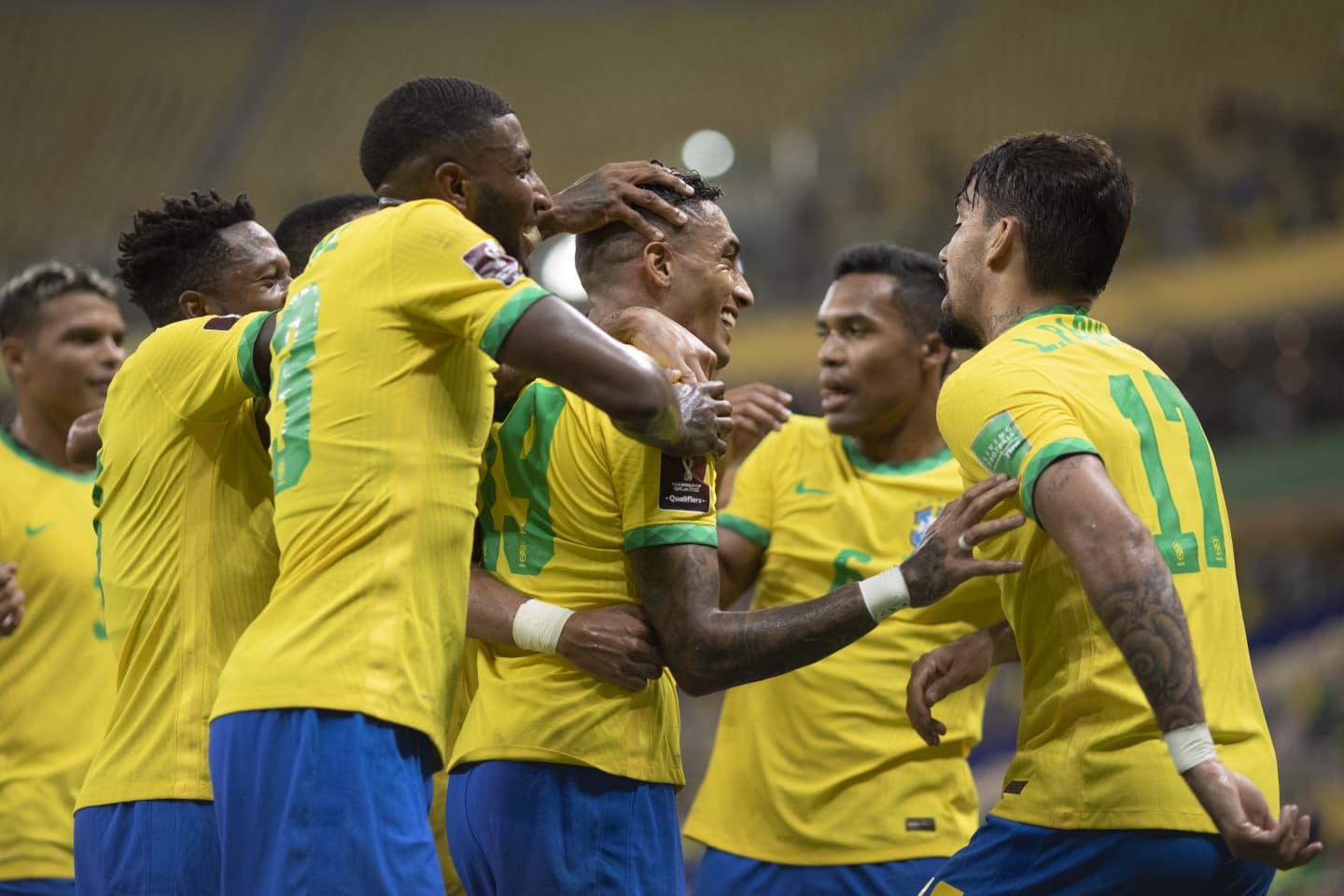 VAR interfere para anular gol de Raphinha mas demora surpreende