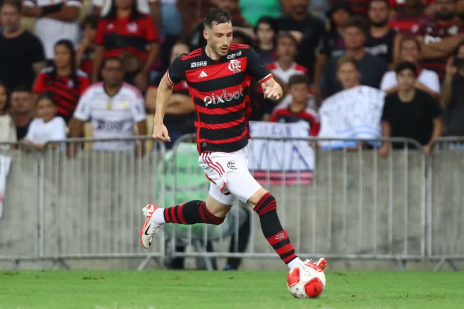 Viña em sua estreia pelo Flamengo — Foto: Gilvan de Souza / CRF