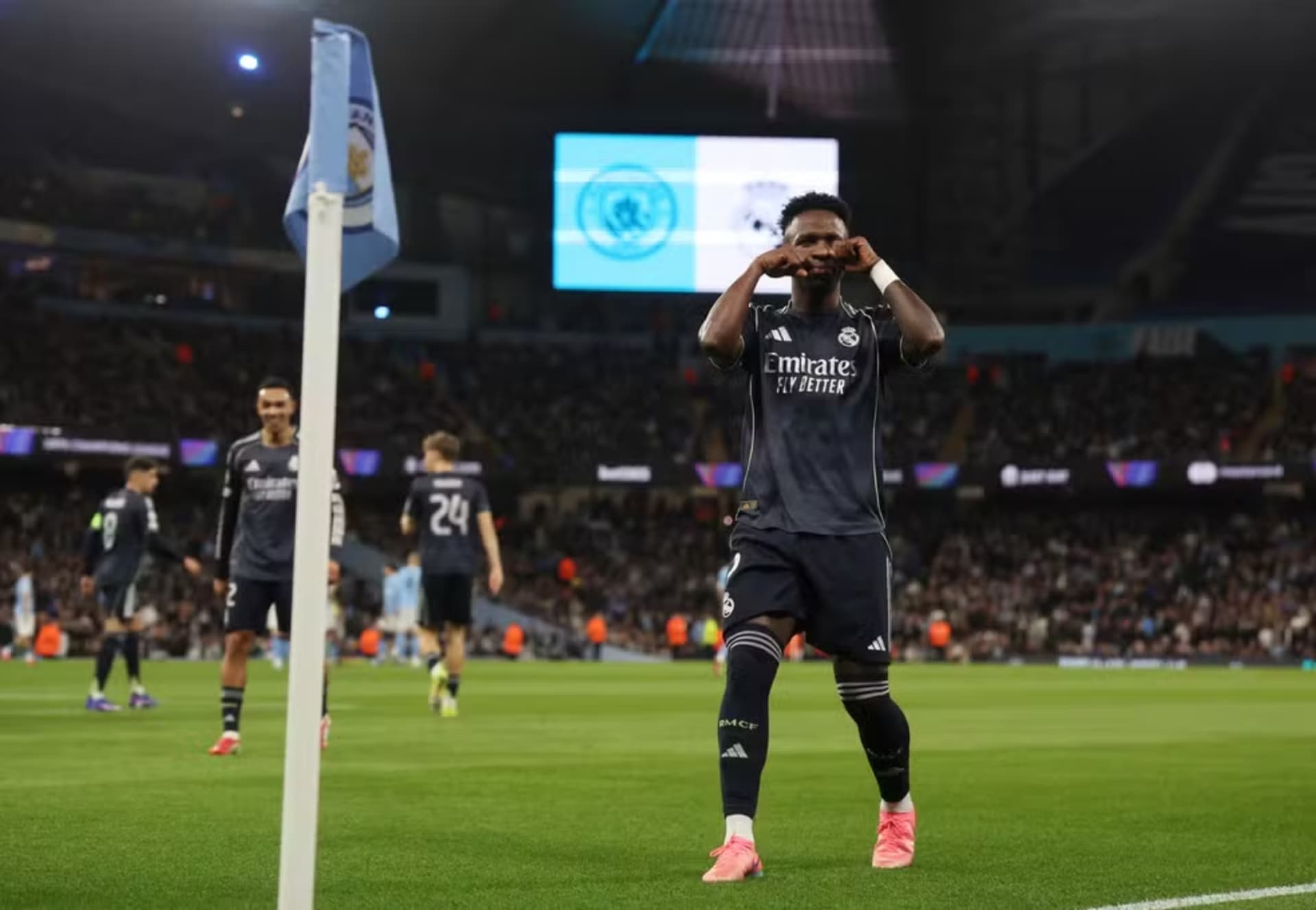Vini Jr. comemorou primeiro gol com gesto de "chororô" — Foto: Reuters/Marcelo Zambrana