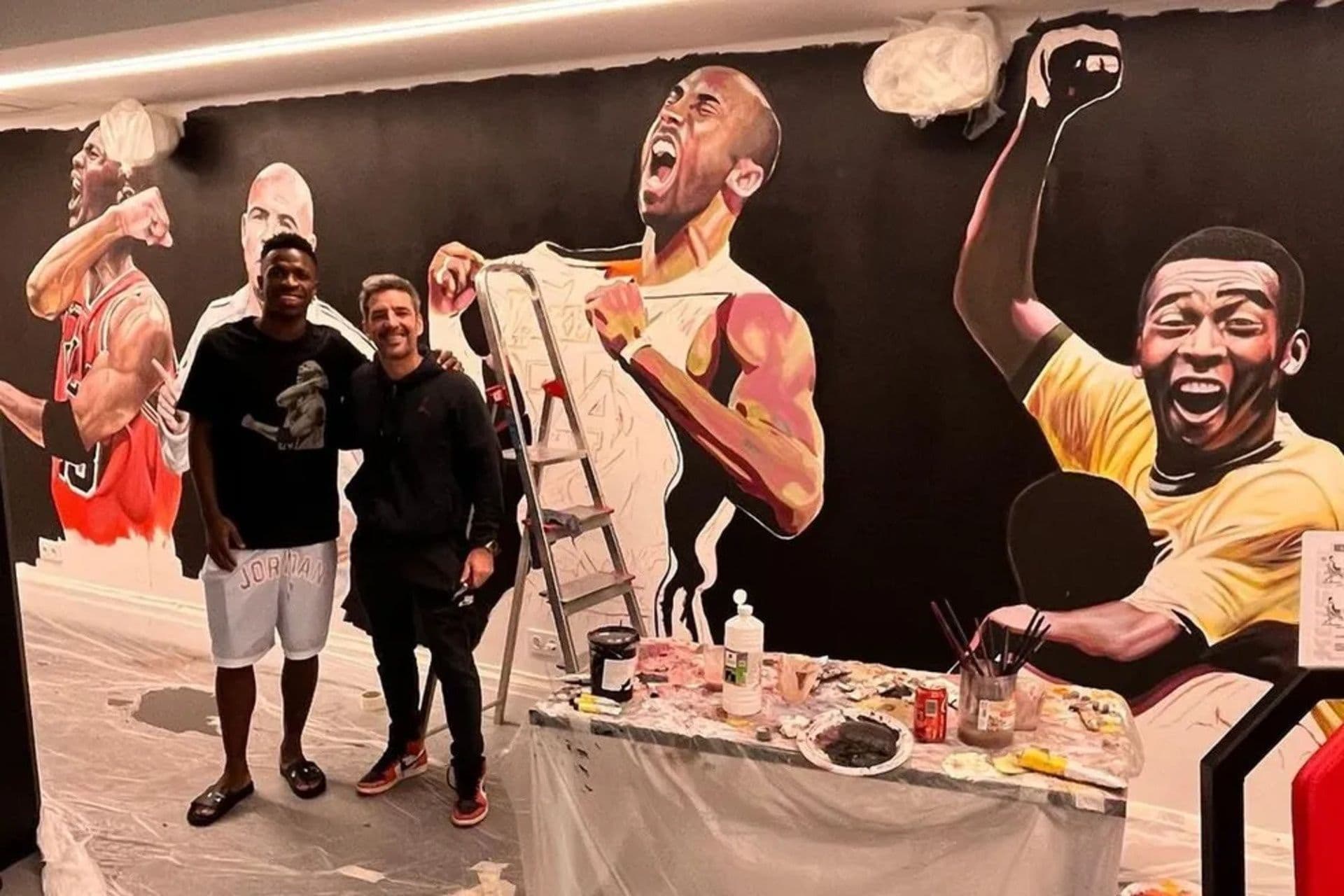 Vini Jr., do Real Madrid, decidiu personalizar sua academia particular localizada em sua mansão na Espanha com uma "parede de ídolos"