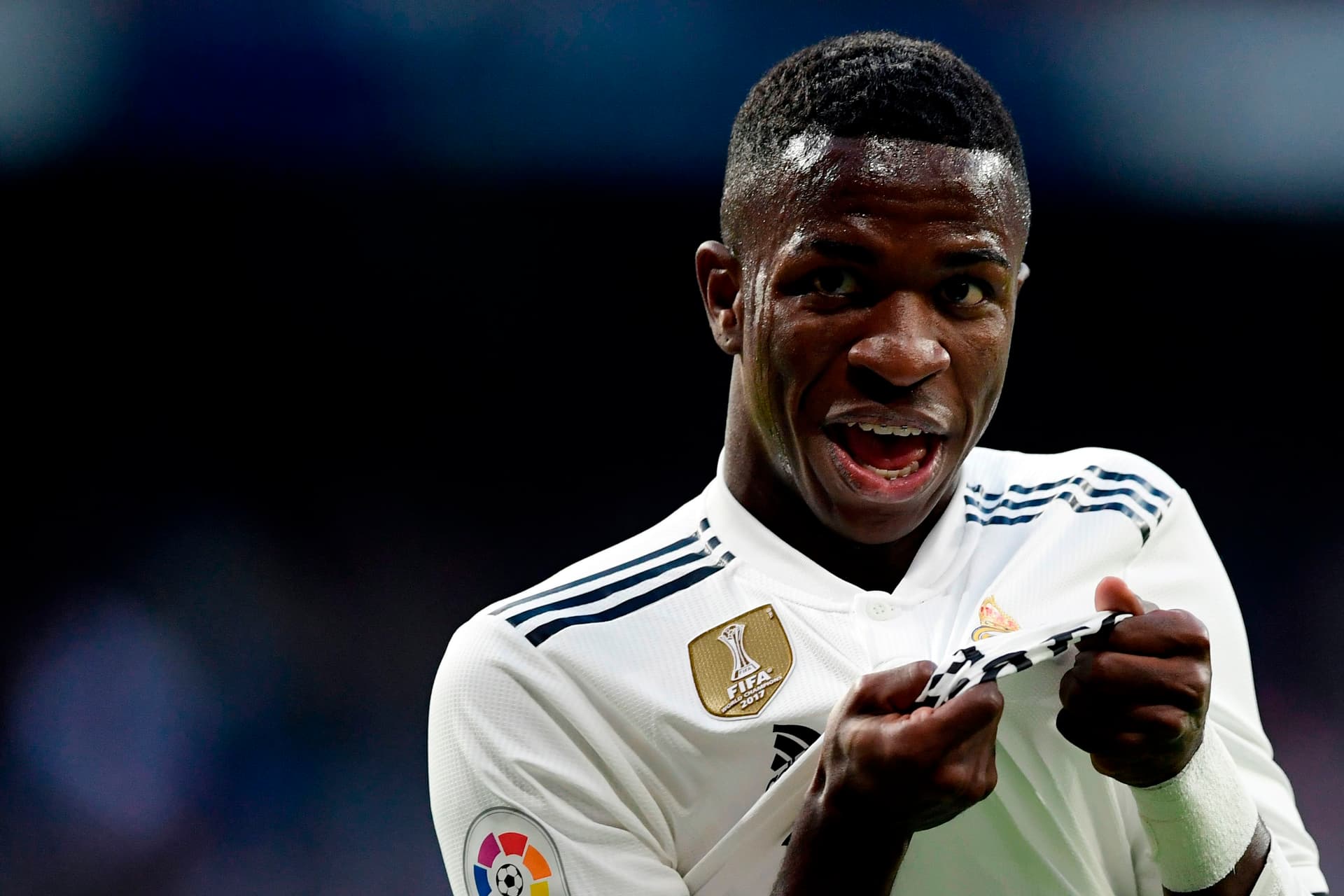 Vinicius Jr. já sabe que sua renovação de contrato com o Real Madrid, na qual poderia chegar a 15 milhões de euros, será negociada em junho, enquanto o clube ganha tempo para fechar as contratações de Haaland e Mbappé.