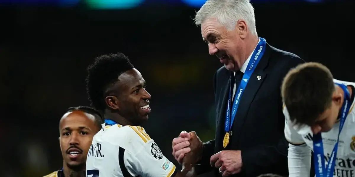 Vinicius Junior cumprimenta Carlo Ancelotti