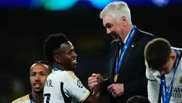 Vinicius Junior cumprimenta Carlo Ancelotti