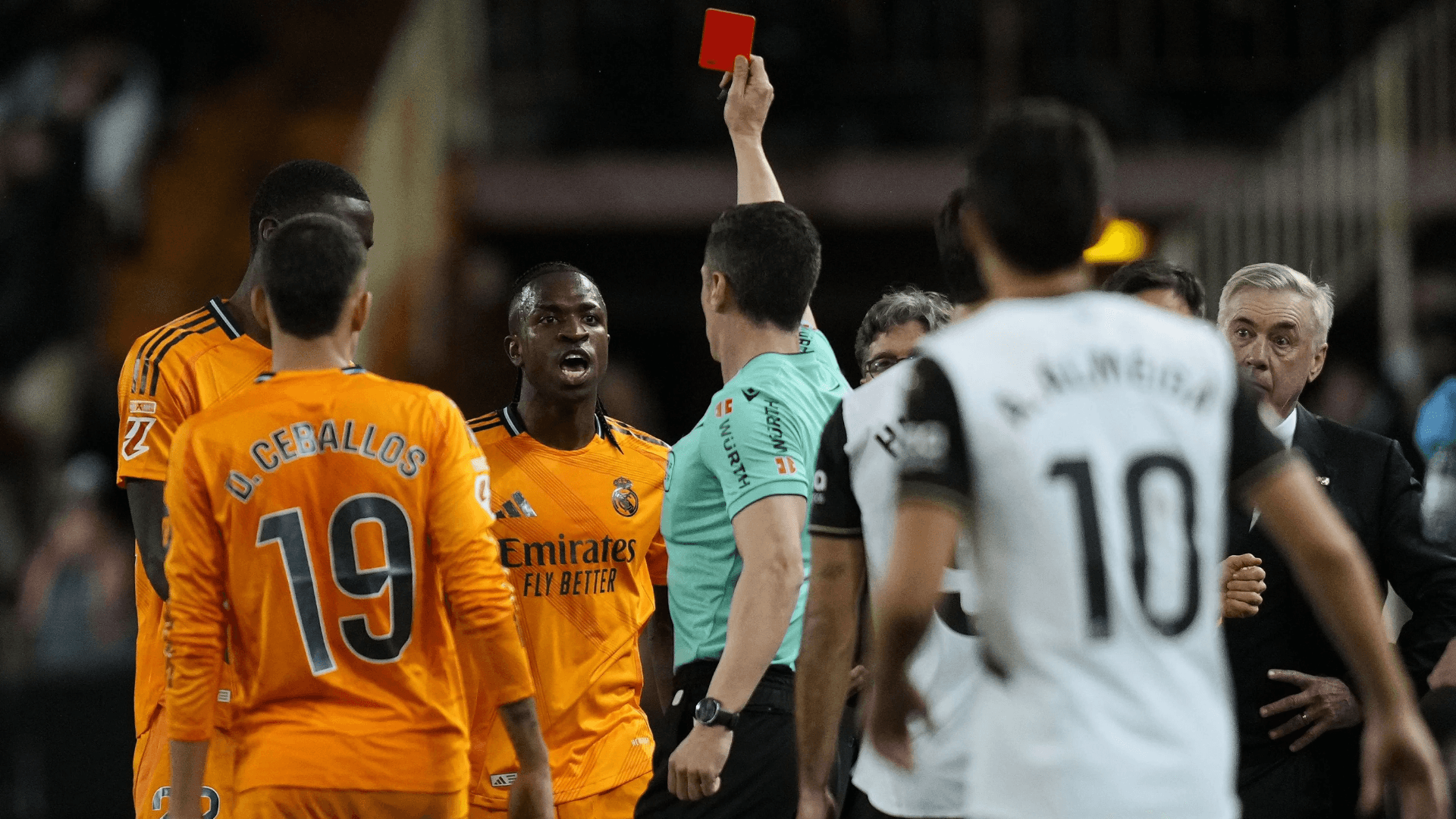 Vinicius Junior foi expulso na vitória do Real Madrid sobre o Valencia