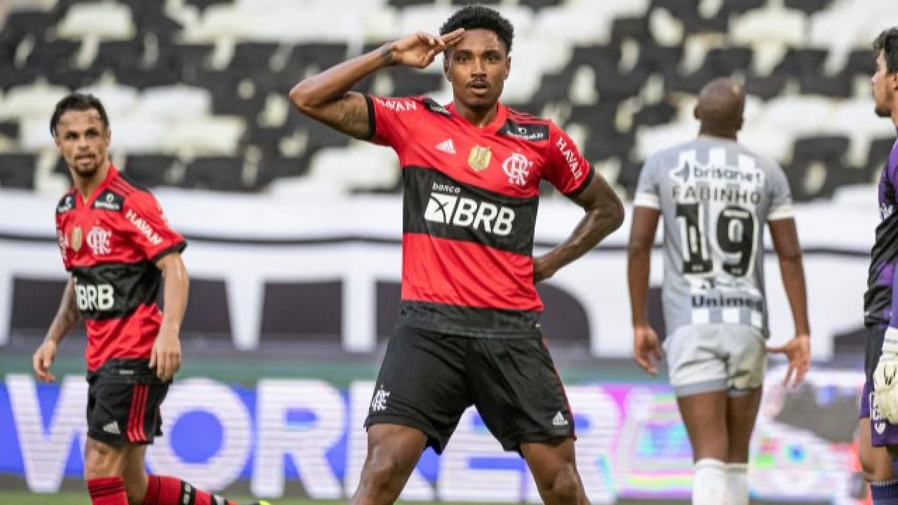 Vitinho luta por uma vaga entre os titulares na final da Copa Libertadores e faz de tudo para estar na final