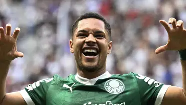 Vitor Roque comemorando um gol pelo Palmeiras. Foto: Mateus Bonomi/AGIF