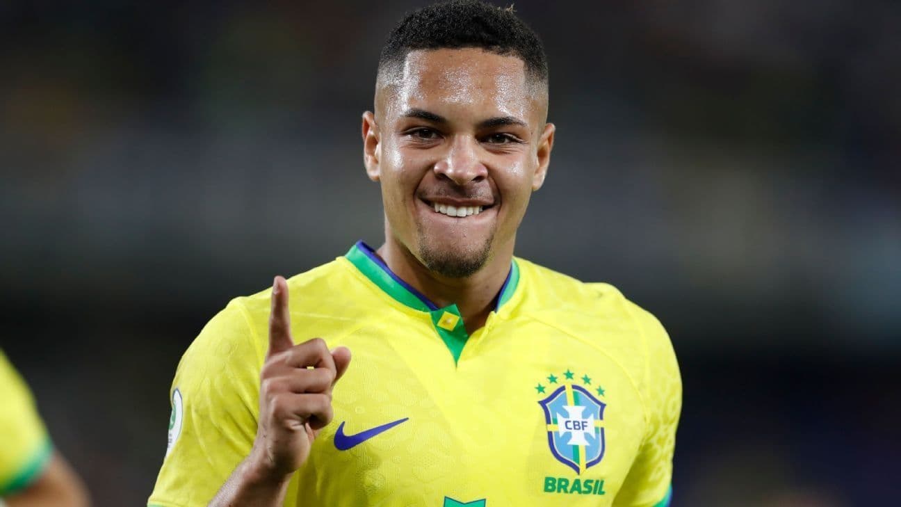 Vitor Roque se tornou o jogador mais jovem a estrear pela Seleção Brasileira desde Ronaldo Fenômeno