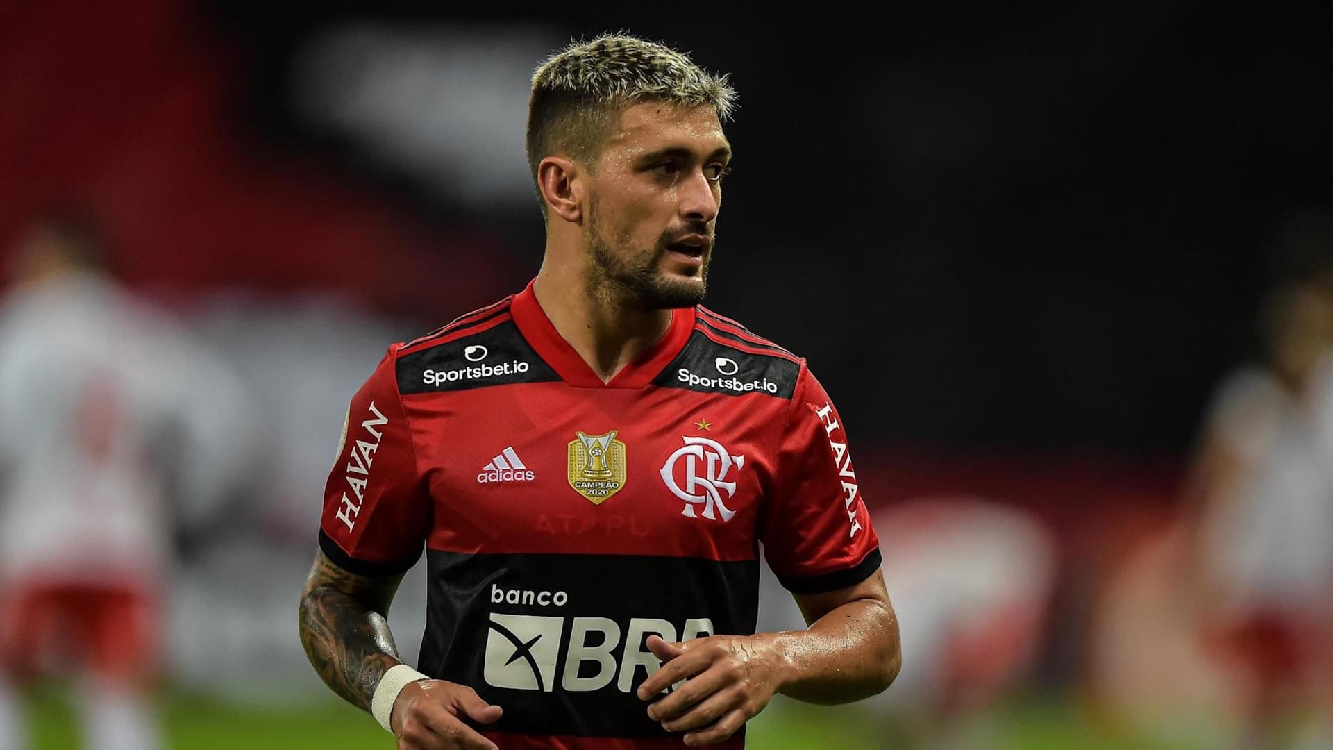 Vitória do Flamengo teve lance preocupante após choque de cabeça entre Arrascaeta e Víctor Salazar que fez o paraguaio sair pior