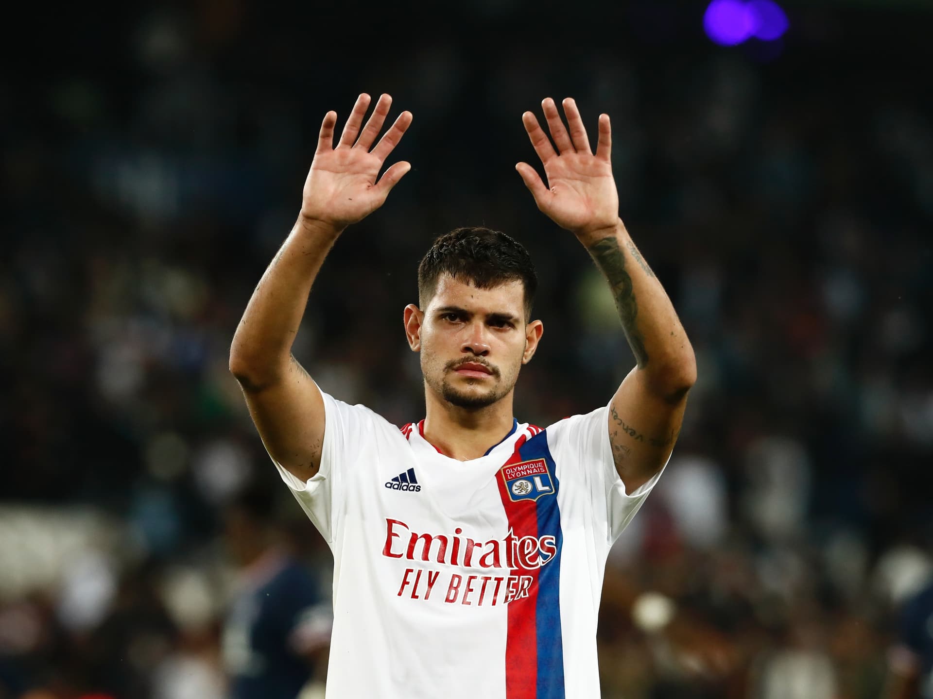 Volante do Lyon e da Seleção Brasileira deve acertar com o novo rico da Inglaterra nos próximos dias