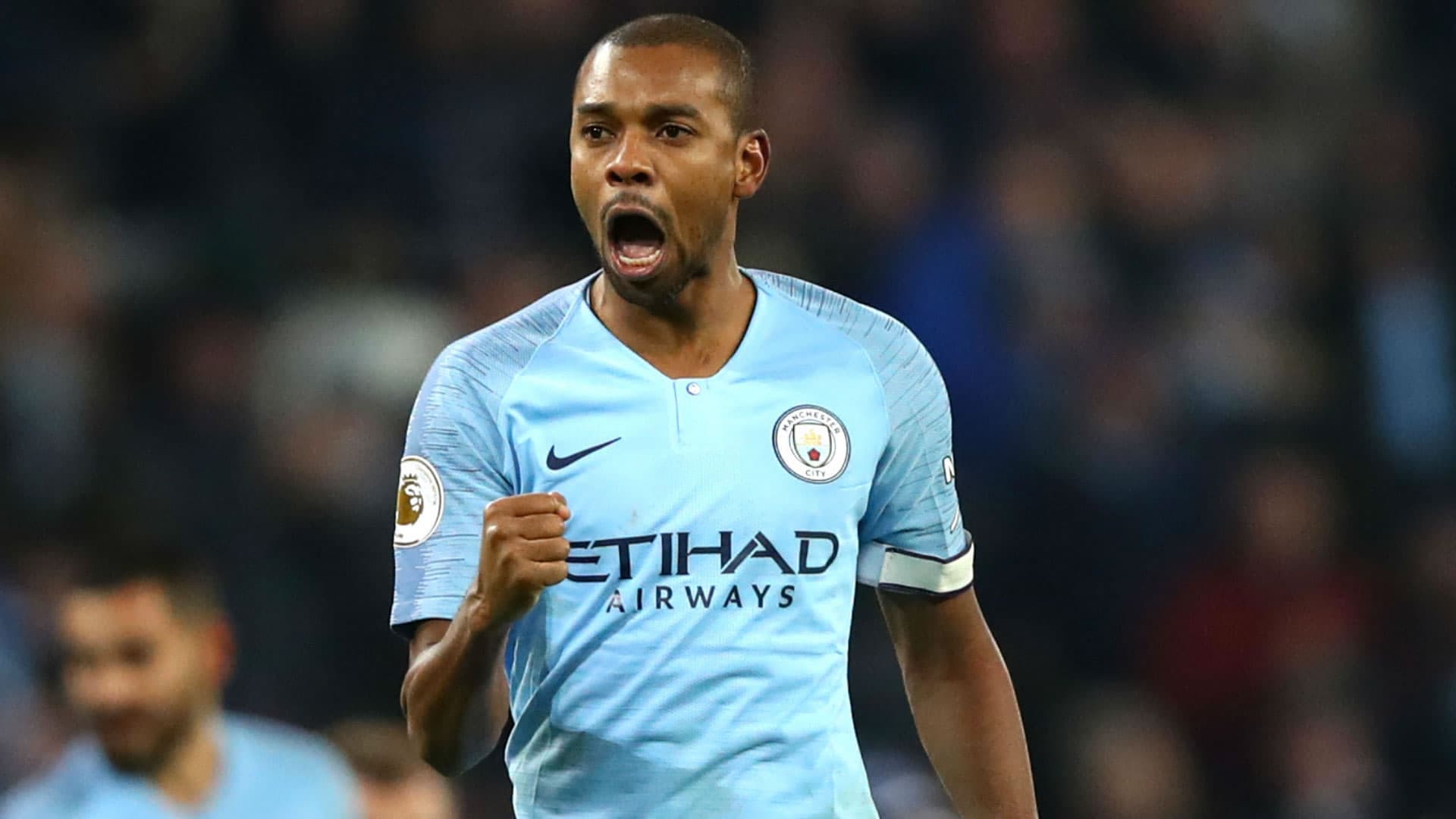 Volante fez história no Manchester City e está pronto para voltar ao Brasil