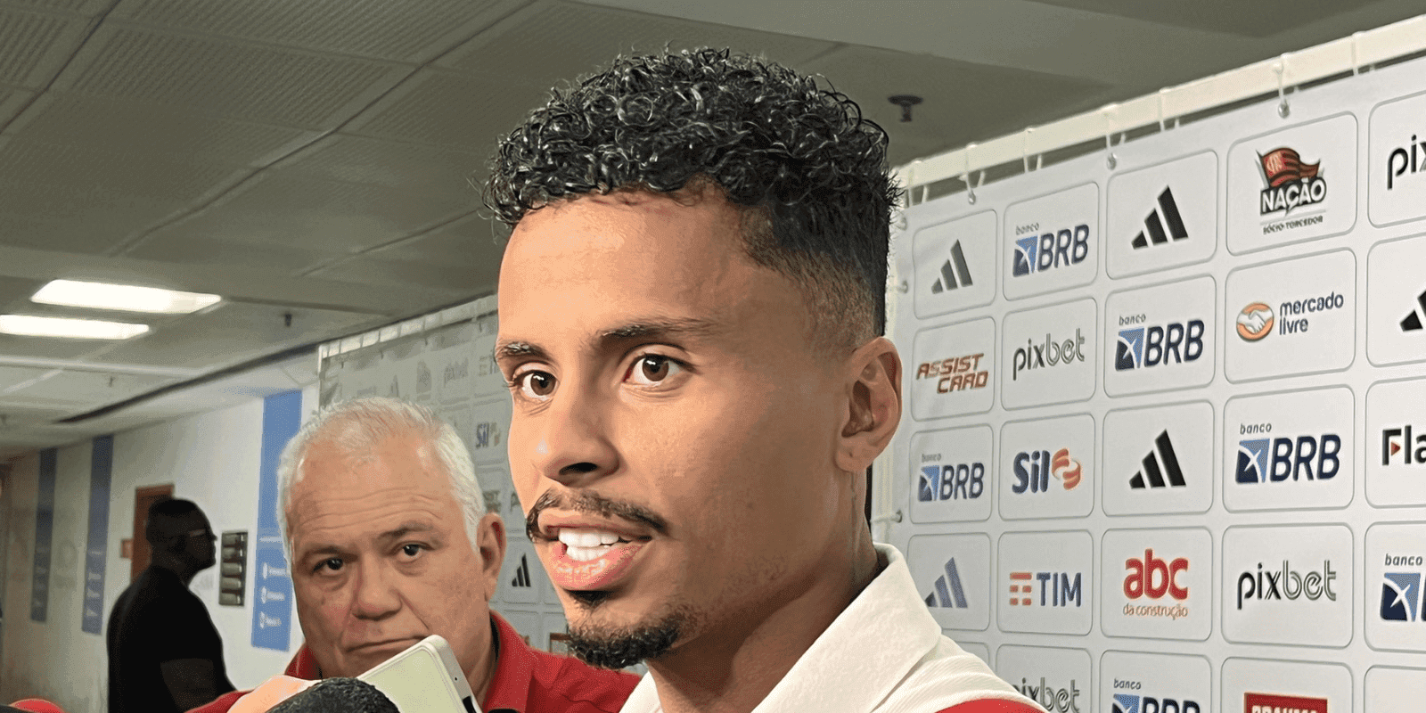 Volante foi perguntado sobre a relação do elenco com o treinador e sobre o aspecto mental do elenco rubro-negro.