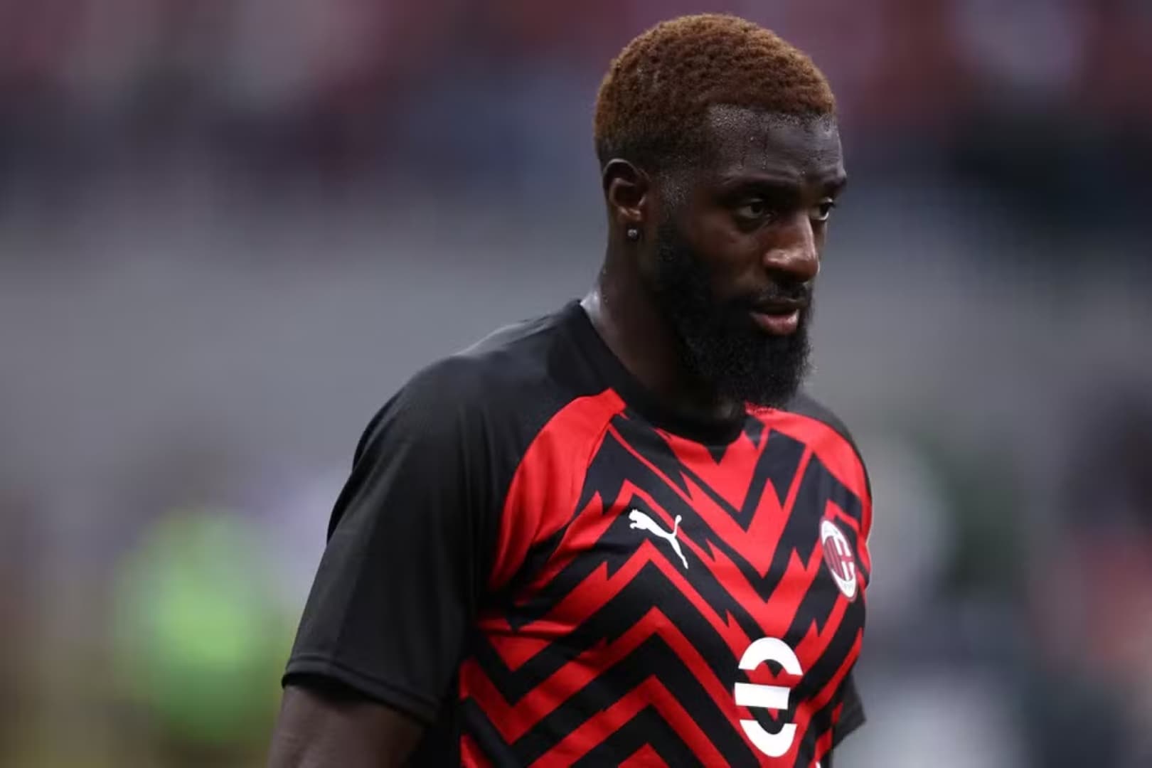 Volante francês Tiemoue Bakayoko antes de jogo pelo Milan, em 2023 — Foto: Marco Canoniero/LightRocket via Getty Images