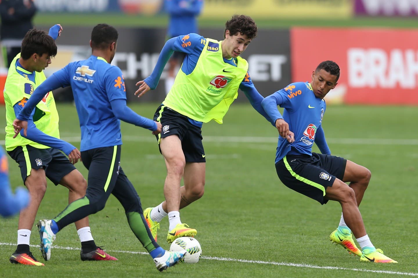 Volante pode sair do Inter em negociação de troca com o Tricolor, mas interesse da Turquia pode melar acordo