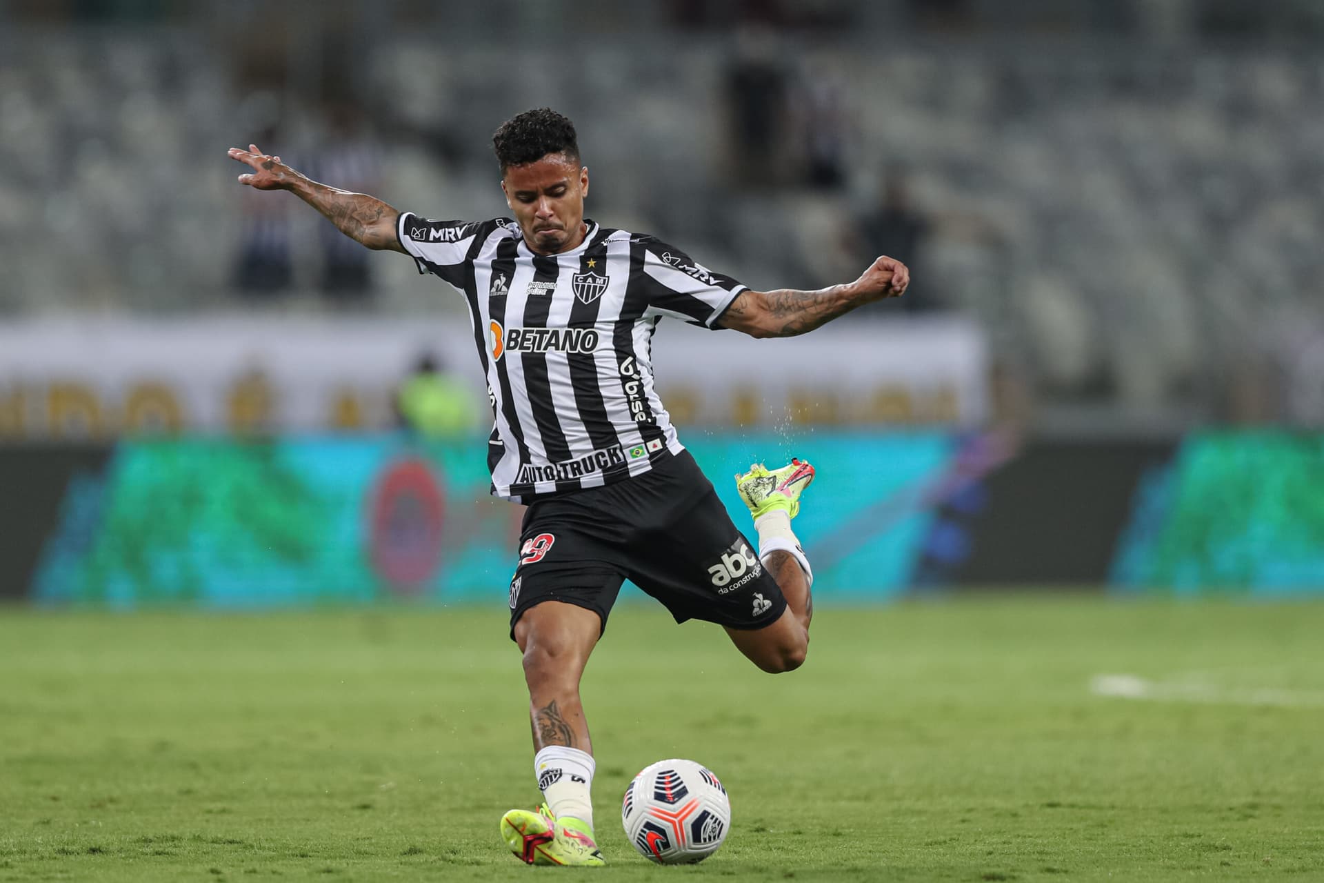 Volante vive grande fase no clube mineiro, mas já viveu drama na Europa