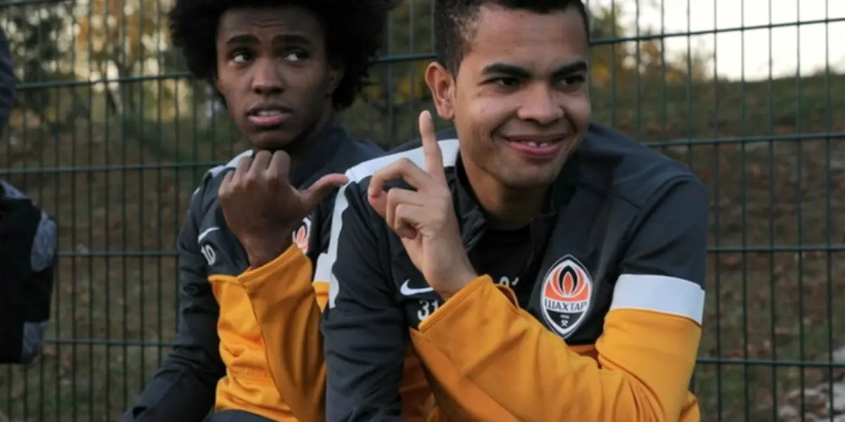 Willian mal chegou ao Corinthians e já tenta convencer Dentinho a tomar a mesma decisão que mudou sua vida