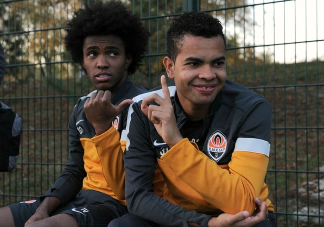 Willian mal chegou ao Corinthians e já tenta convencer Dentinho a tomar a mesma decisão que mudou sua vida