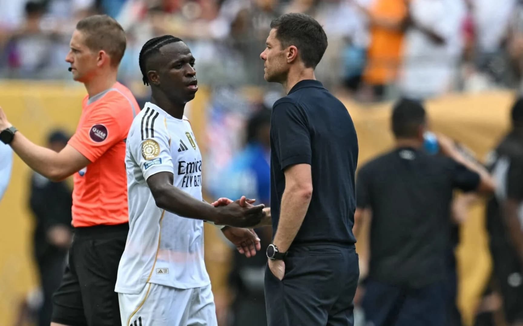 Xabi Alonso cumprimenta Vini Jr no duelo entre Real Madrid e Pachuca, pelo Mundial de Clubes (Foto: Paul Ellis/AFP)