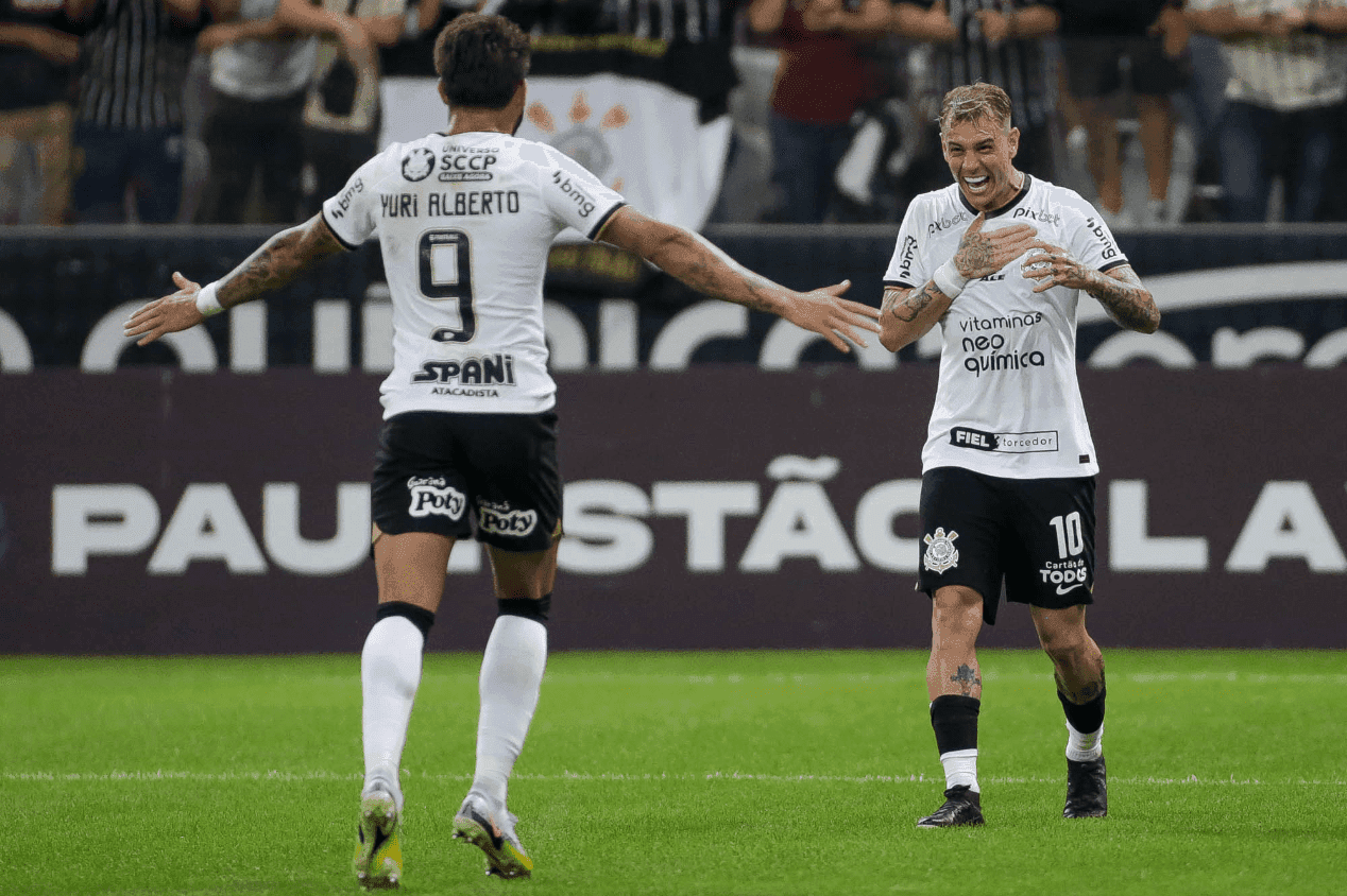 Yuri Alberto e Róger Guedes, jogadores do Corinthians, se irritaram com uma finalização para fora do jovem Wesley, de apenas 18 anos