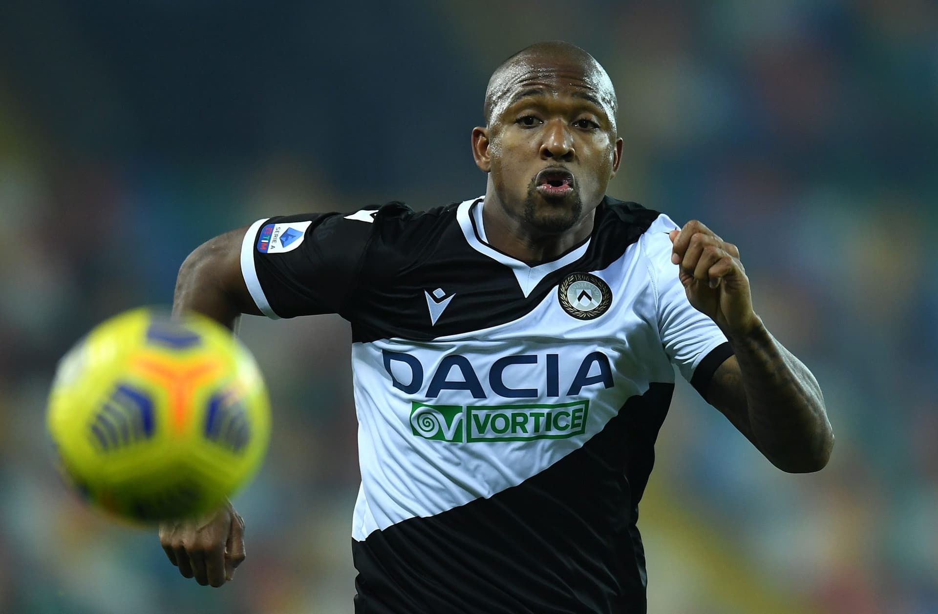 Zagueiro assina com o Watford e deixa clubes brasileiros na mão