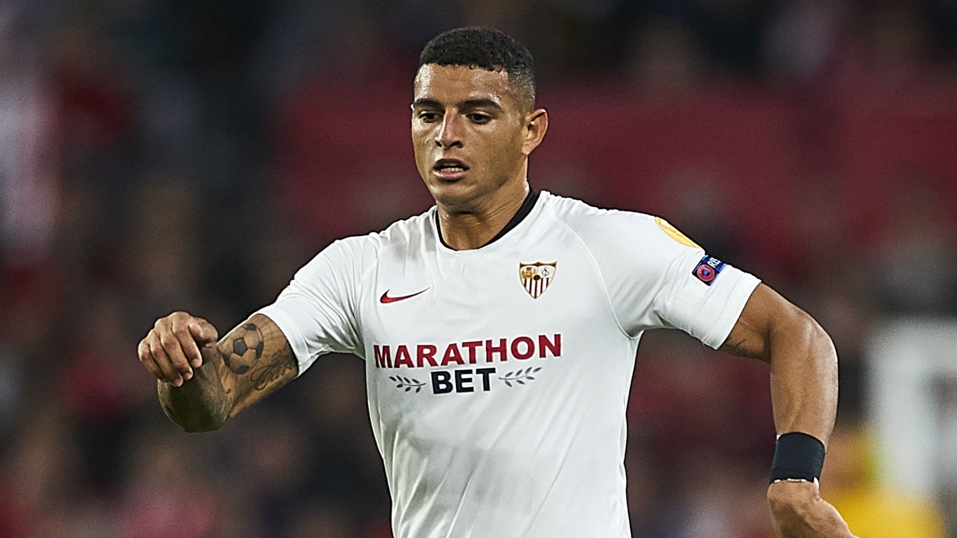 Zagueiro deseja se transferir para o clube inglês, onde terá salário bem maior