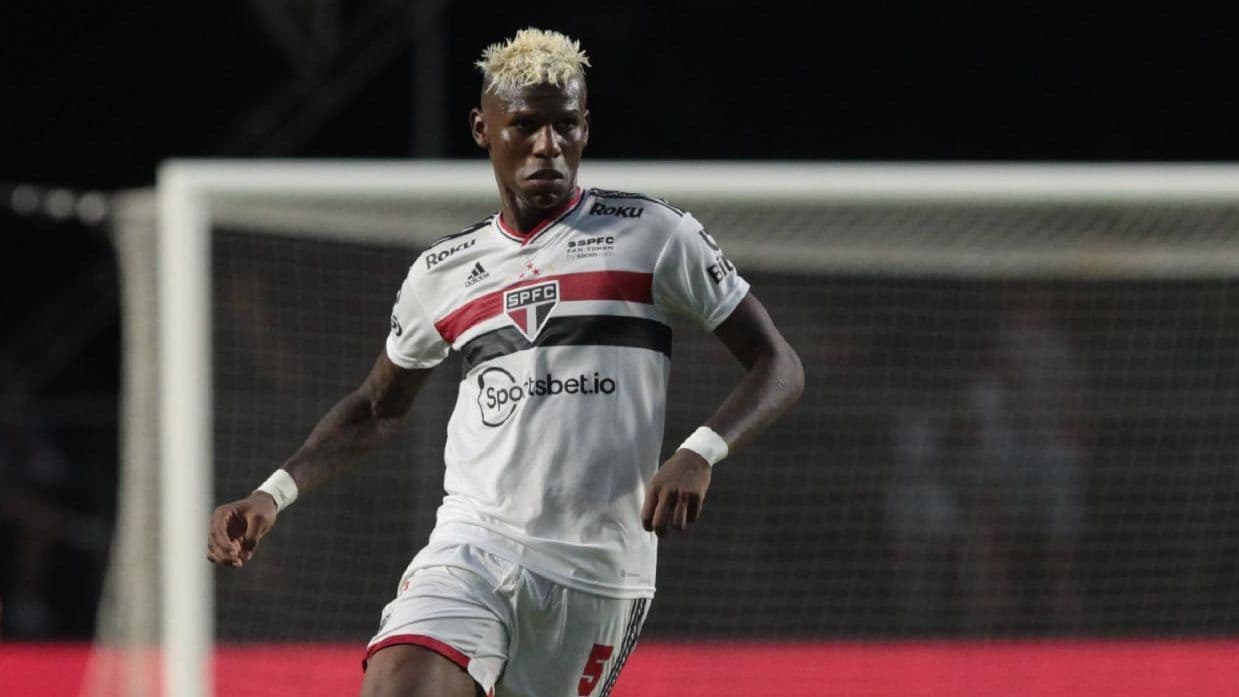 Zagueiro equatoriano se recupera de lesão que pode tirá-lo da Copa do Mundo
