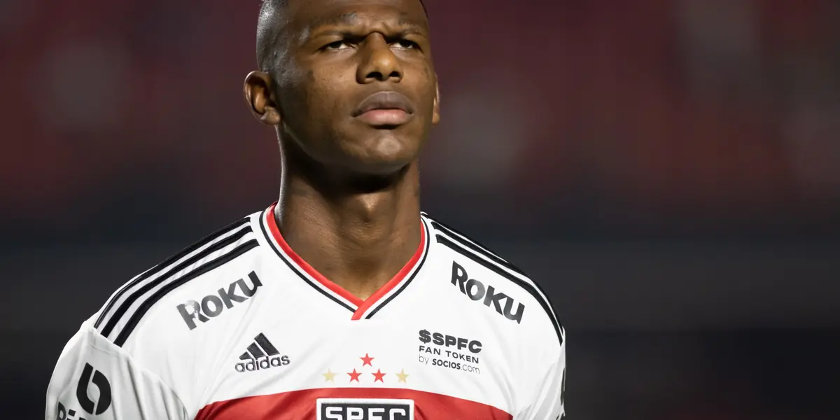 Zagueiro equatoriano voltou a treinar no campo, mas sem bola por enquanto
