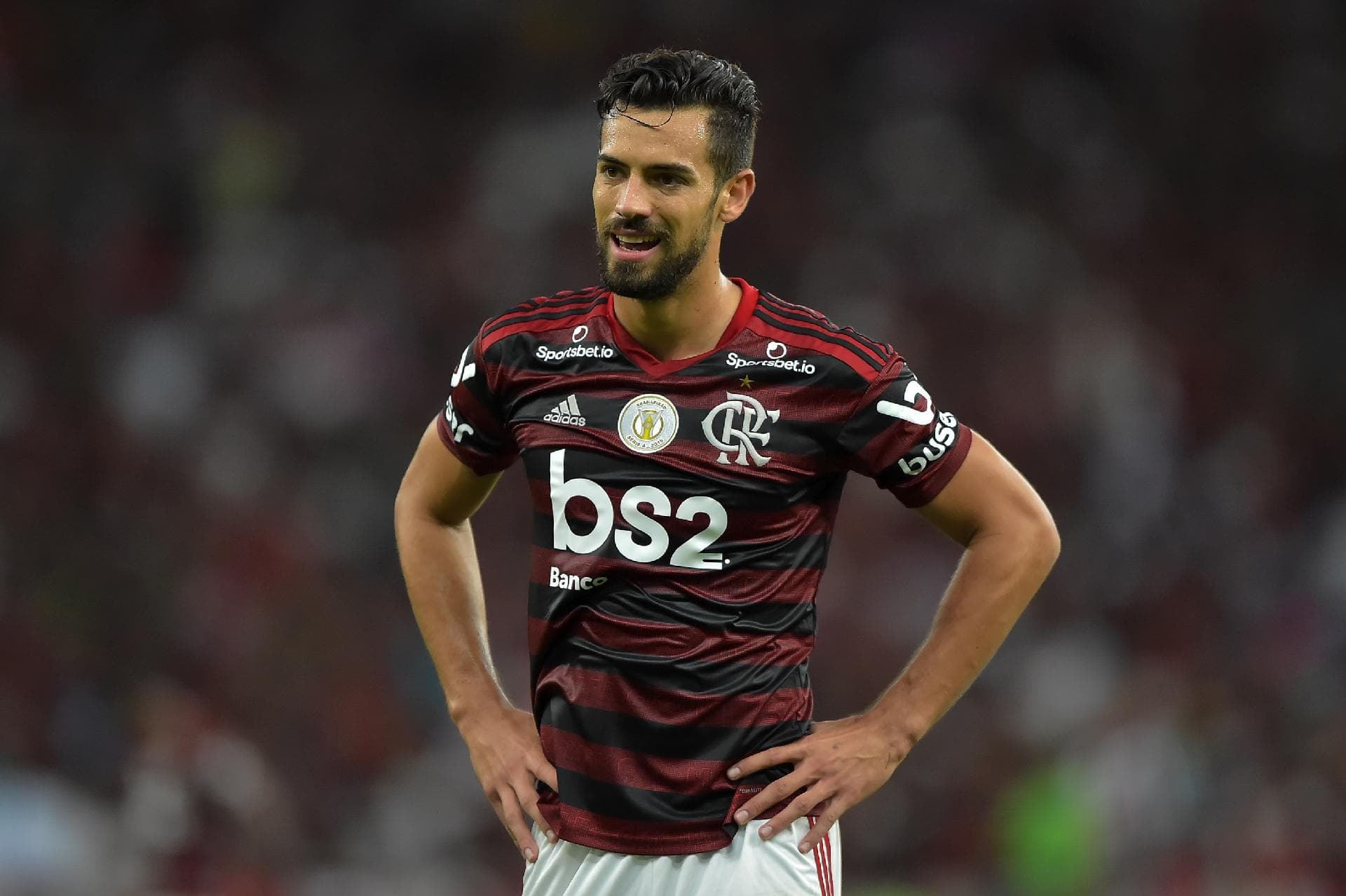 Zagueiro espanhol estava fora dos planos do Arsenal e tinha seu nome ventilado no Flamengo