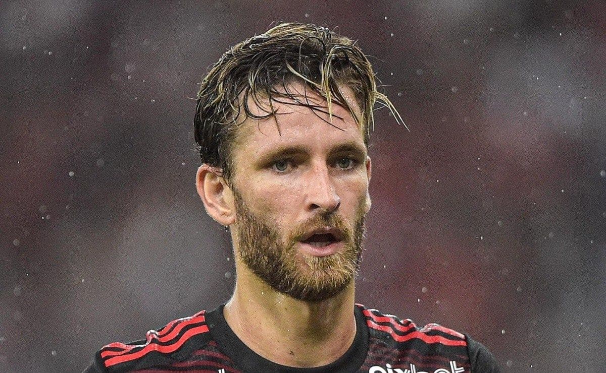 Zagueiro ficou de fora do empate contra o Madureira, e o Flamengo analisa contratação de novo zagueiro