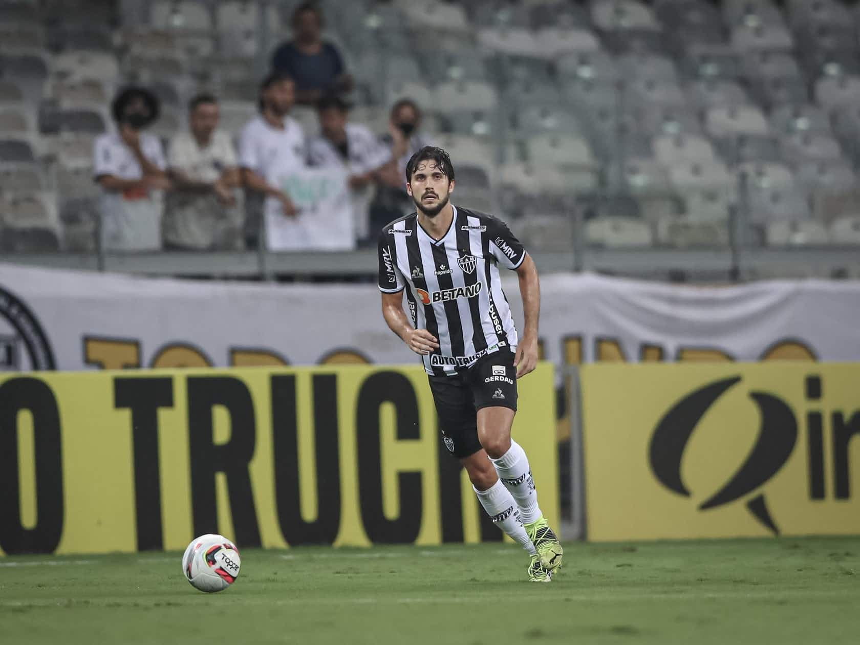 Zagueiro foi procurado pela diretoria para estender vínculo com o Galo