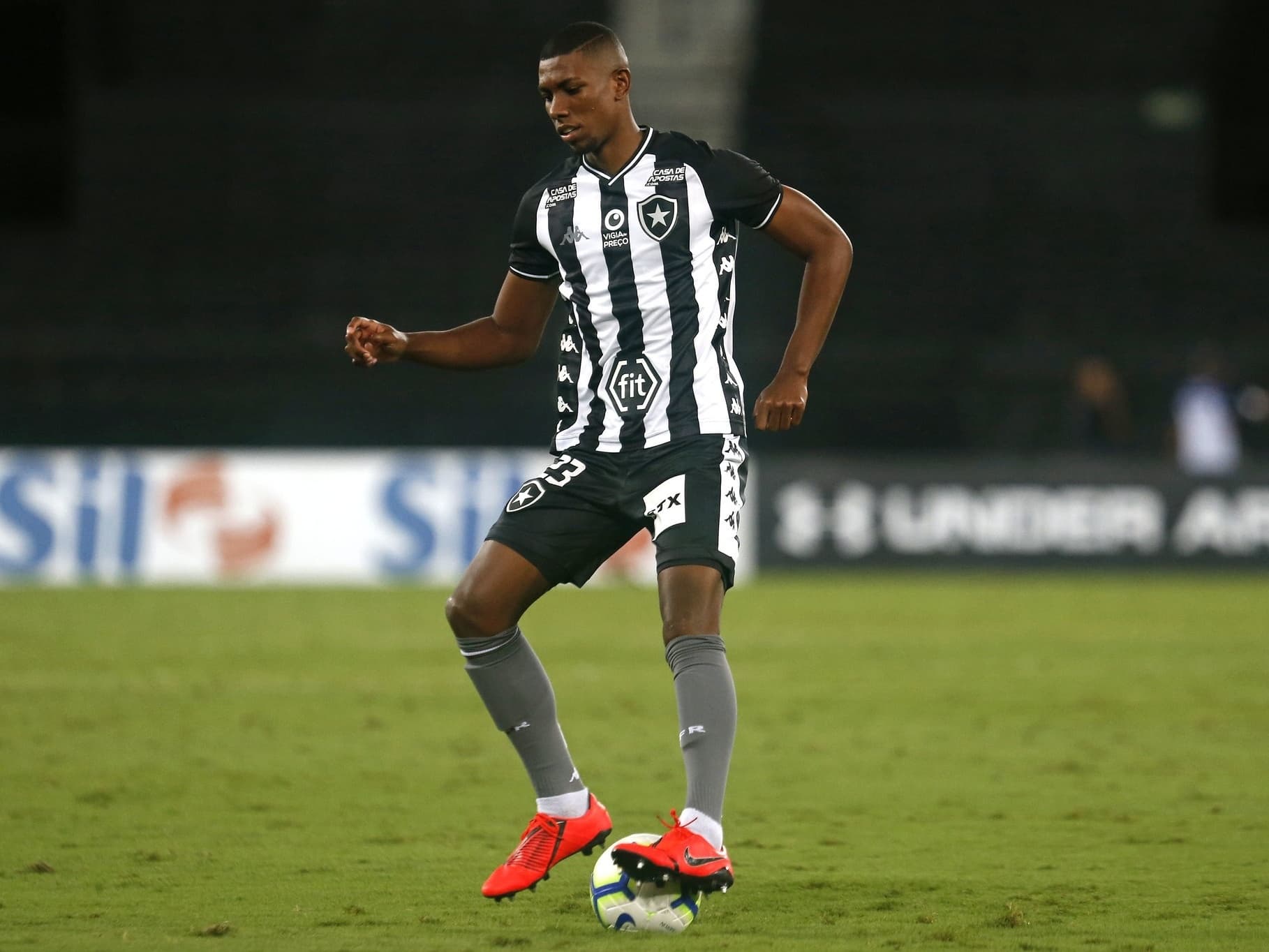 Zagueiro não quer renovar com o Botafogo e deve ser anunciado nos próximos dias
