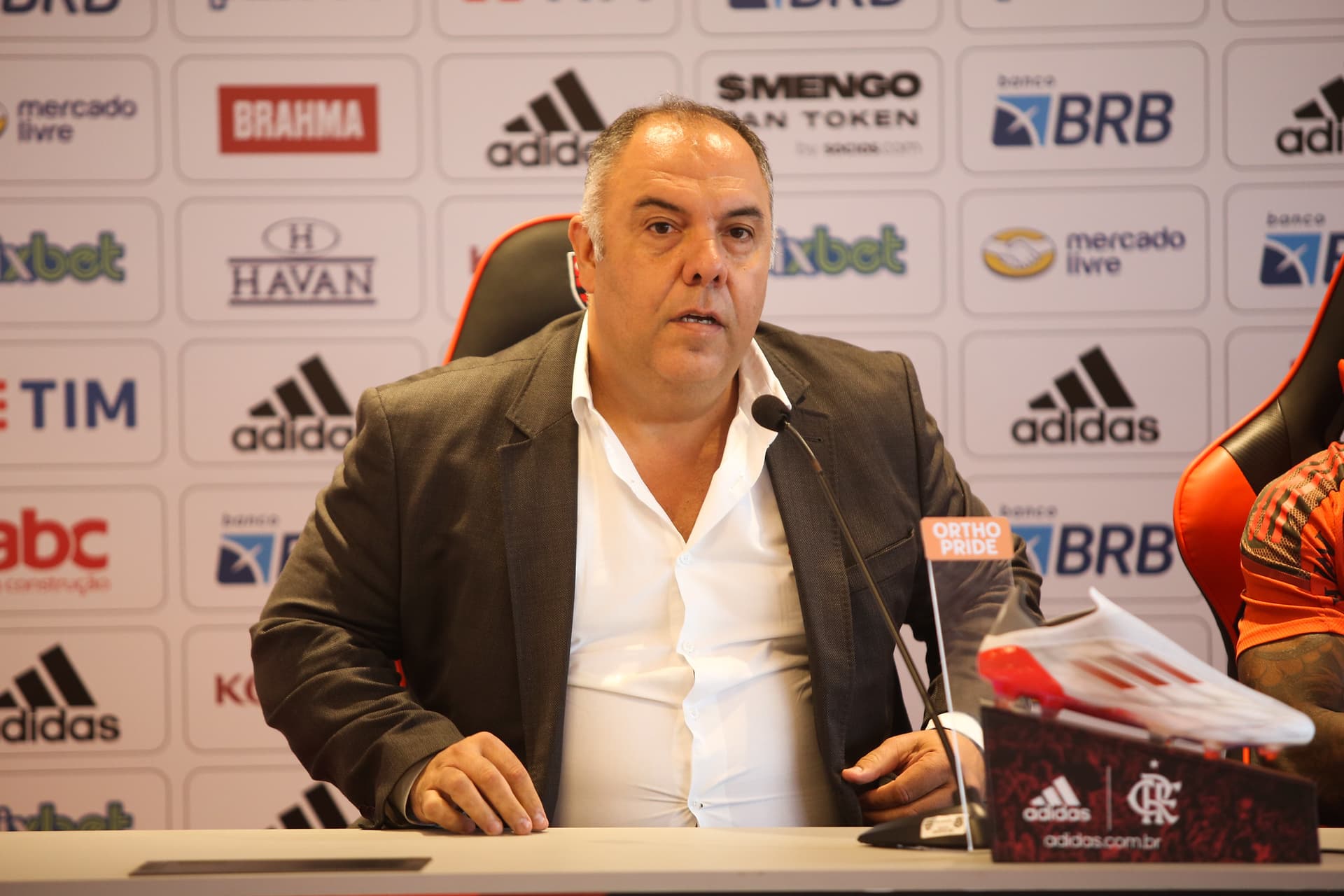 Zagueiro possui passagem pela seleção brasileira e foi oferecido ao Rubro-Negro
