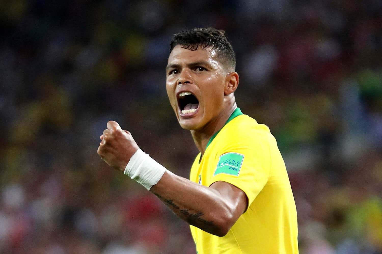 Zagueiros trocaram farpas no final do 1° tempo de Brasil x Paraguai após possível puxão no zagueiro do Chelsea