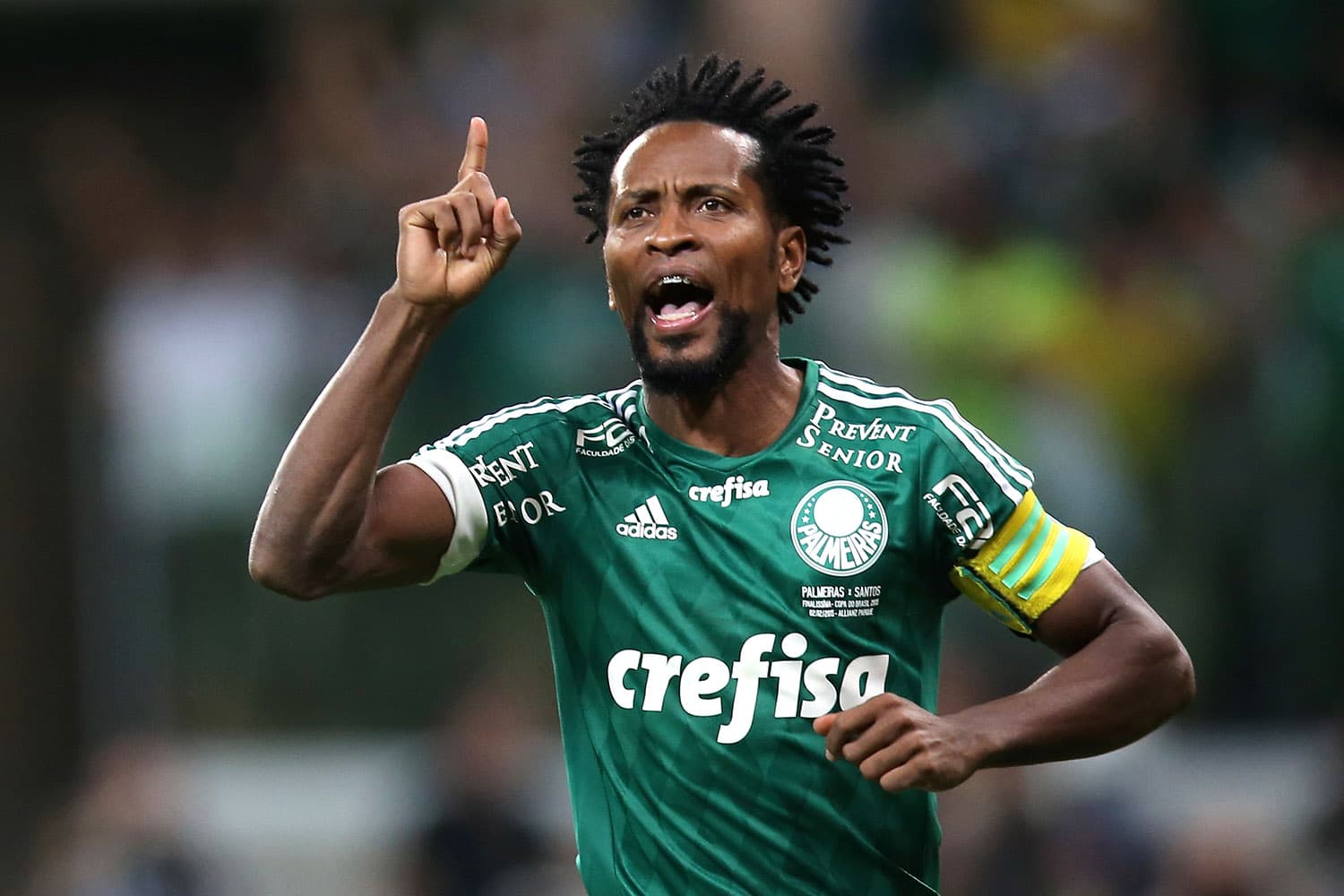 Zé Roberto deixou a aposentadoria de lado para voltar a jogar futebol, mas de um jeito diferente