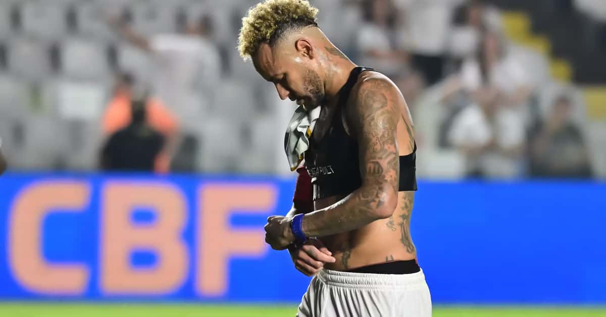 Neymar jogador do Santos deixa o campo após partida contra o Coritiba no estádio Vila Belmiro pelo campeonato Copa Do Brasil 2026. Foto: Jota Erre/AGIF