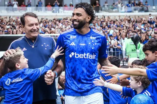 <font style="vertical-align: inherit;"><font style="vertical-align: inherit;"><font style="vertical-align: inherit;"><font style="vertical-align: inherit;">Gabigol é ovacionado no Mineirão: detalhista até na cor da tiara celeste (Foto: Gustavo Aleixo/Cruzeiro)</font></font></font></font>
