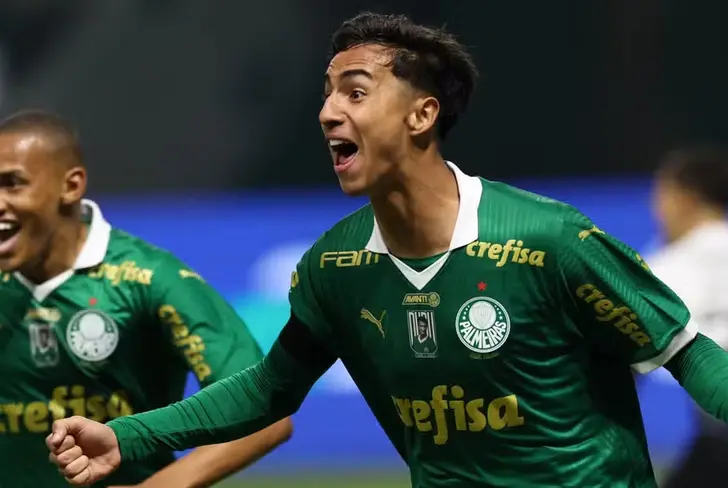 Vitor Reis comemora gol pelo Palmeiras