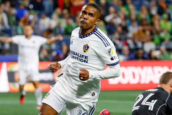Alvo do Cruzeiro, Douglas Costa foi procurado por Ronaldo